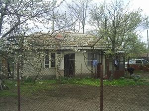 Small country house with garage and land 40 km from the sea