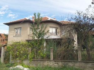 Big 2-storey house with yard near Vidin