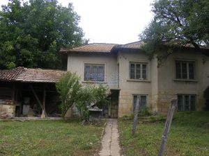 House near Opaka with marvellous views and 5635 sq.m garden