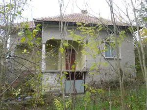 An old house with spacious garden & barn in a quiet village
