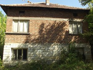 Country house with plot of land located between 2 big cities