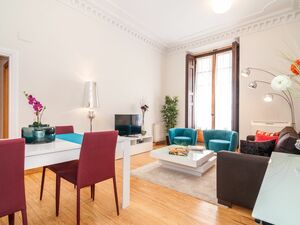 Luxury Apartment in Puerta del Sol, up to 6 guests.