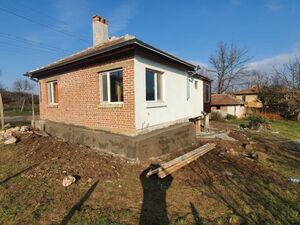 Partially renovated house with a yard of 1265 sq.m for sale 