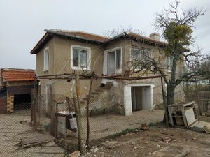 Massive two-storey house with land of 4500 sq.m near Bolyaro