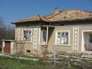 (Bulgaria Property Finder) lovely house with 1740 sqm of lan