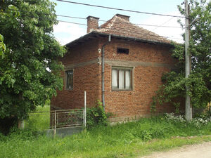  Old country house with plot of land and great location just