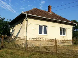 SZIJARTOHAZA: House with sheds for sale