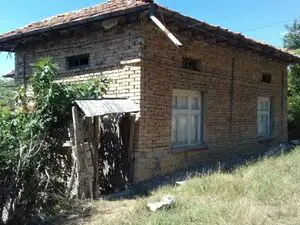 Rural house for renovation in Targovishte region, 2000m2 yar