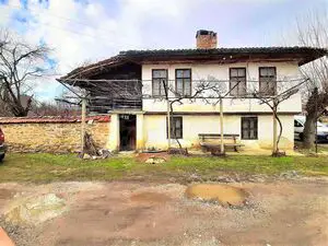  2-storey house with beautiful veranda in the center of Zlat