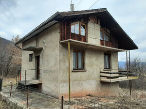 Old villa with plot of land & great views 1 hour from Sofia 