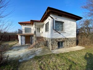  Nice renovated house with 3830 sq m plot 30 min from Dobric