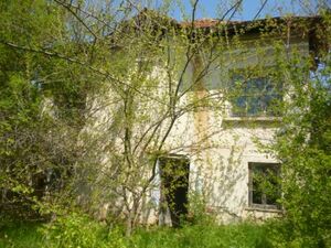  Old rural house with spacious plot of land situated in the 