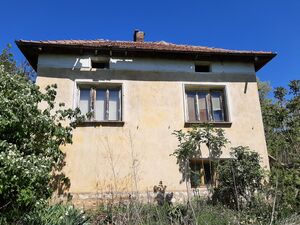 Old rural house with plot of land and nice views in village