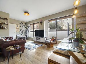 Central Duplex Apartment with 4 Bedrooms & 2 Bathrooms 