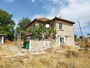 Massive two-storey house with land of 1268 sq.m near Bolyaro