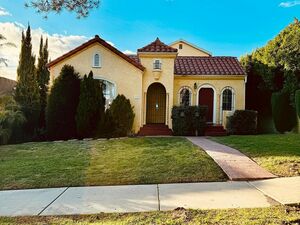 Spacious Floorplan: 2 bedrooms and 1 full baths 