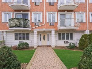 Bright 2 Bedroom / 2 Bath Apartment Across from Bayside LIRR