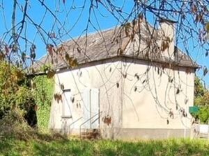 Detached house with all mains services in the Dordogne.