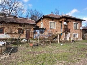 Rural house in livable condition big garden 14km to Danube 