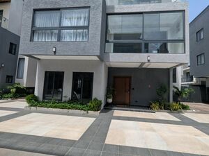 MODERN 4-BEDROOM SMART HOUSE TO LET@WEST AIRPORT