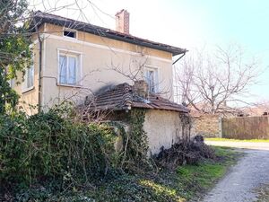 Two-Story Country House with a Large Plot in VT