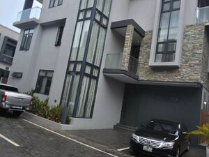 LUXURIOUS 5-BED TOWNHOME TO LET@ CANTONMENT, GHANA