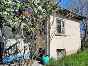Old country house with spacious yard and quiet location 