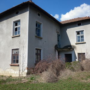 Old rural house with land located in a village near nice dam