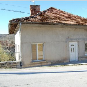 Solid country house with plot of land located in a village