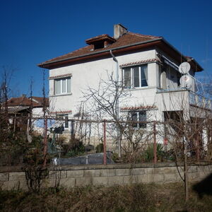 Renovated house with plot of land located in lively village 