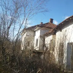 Old rural property with plot of land located in the outskirt