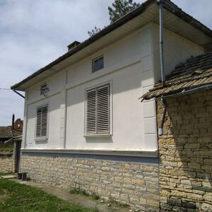 Two-Storey house with large yard and 288m2 of outbuildings (