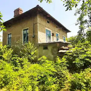 A two-storey house with an arable yard in the cozy village o