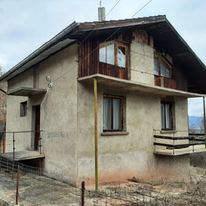 Old villa with plot of land & great views 1 hour from Sofia 
