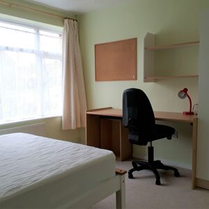 Discover Your Perfect Student Home on Long Meadow Way, Cante