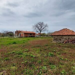  House for renovation with a yard of 1,420 sq m.
