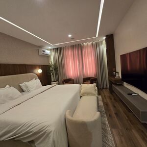 KNL 2 BEDROOM WATERFRONT SHORTLET APARTMENT 