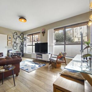 Central Duplex Apartment with 4 Bedrooms & 2 Bathrooms 