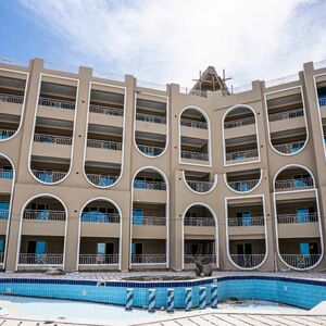 Sea & Pool View Apt Steps from Sheraton Street