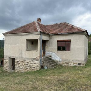 I am selling a house in the village of Viča-Lucani