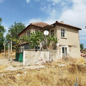 Massive two-storey house with land of 1268 sq.m near Bolyaro