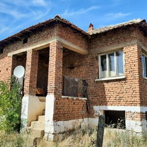 Derelict rural house with quiet location providing privacy