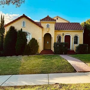 Spacious Floorplan: 2 bedrooms and 1 full baths 