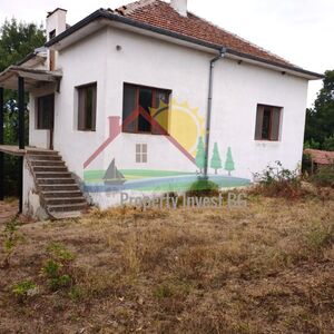 Solid, two storey house on the outskirts in Granitovo, 10 km