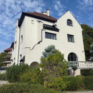 A 4-storey villa for rent, designed for office use, is certi