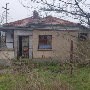 One-story house for renovation with a large yard of 1860 sq 