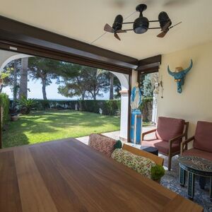 Cozy apartment with garden and pool near the sea