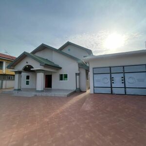 executive 4 bedroom +bq @ spintex