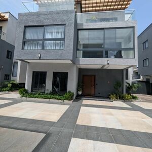 MODERN 4-BEDROOM SMART HOUSE TO LET@WEST AIRPORT