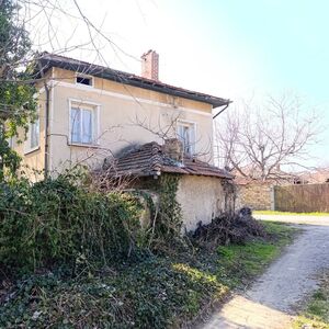 Two-Story Country House with a Large Plot in VT